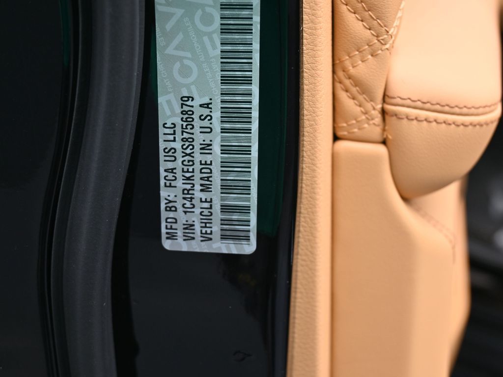 New 2025 Diamond Black Crystal Pearlcoat Jeep Summit image 22