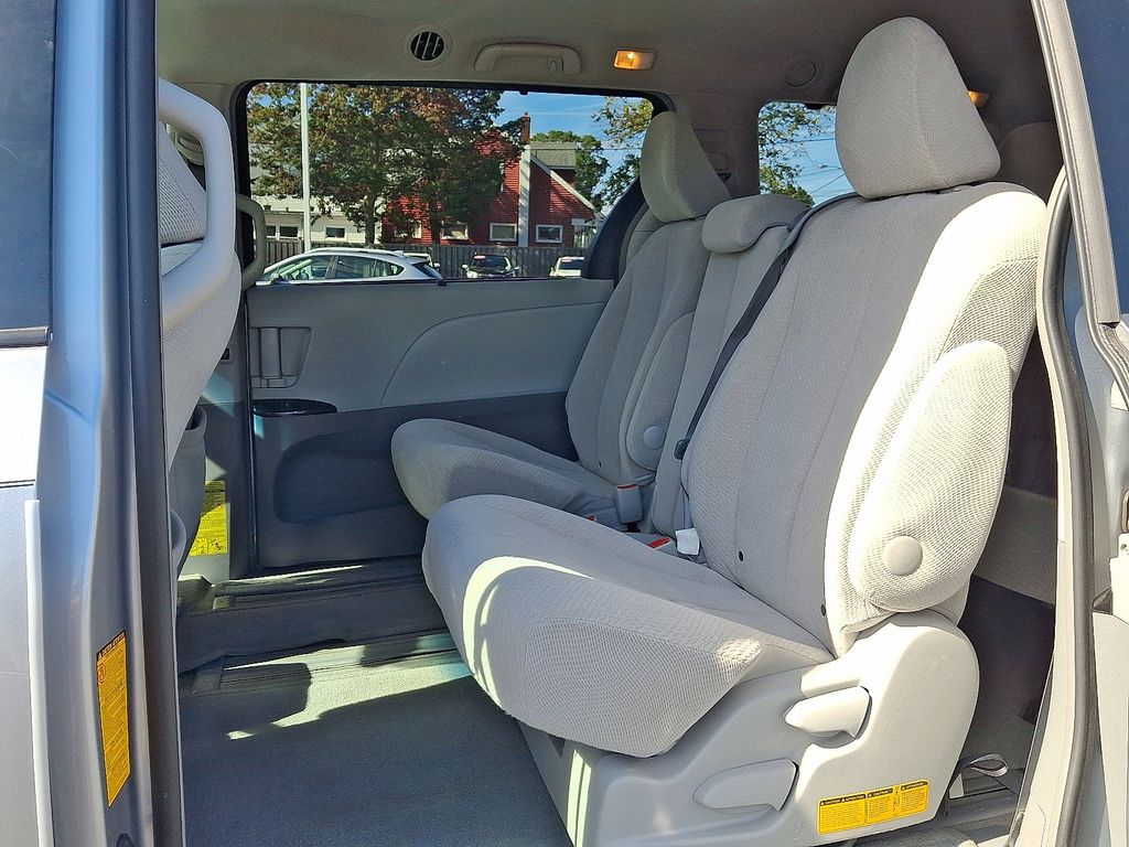 Thumbnail: 2014 Toyota Sienna - 10