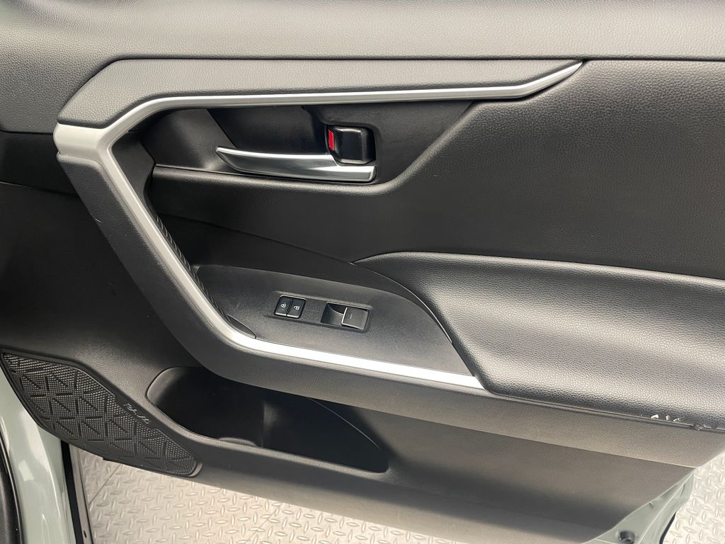 2022 Toyota RAV4 XLE 18