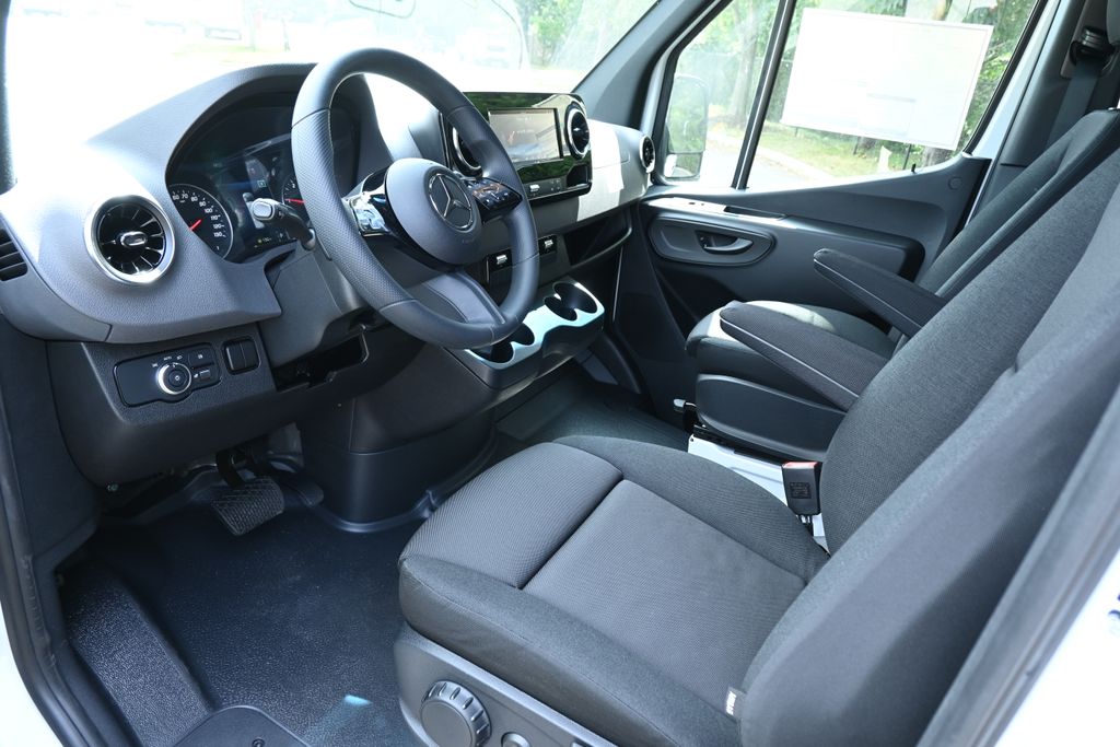 Thumbnail: 2025 Mercedes-Benz Sprinter - 16