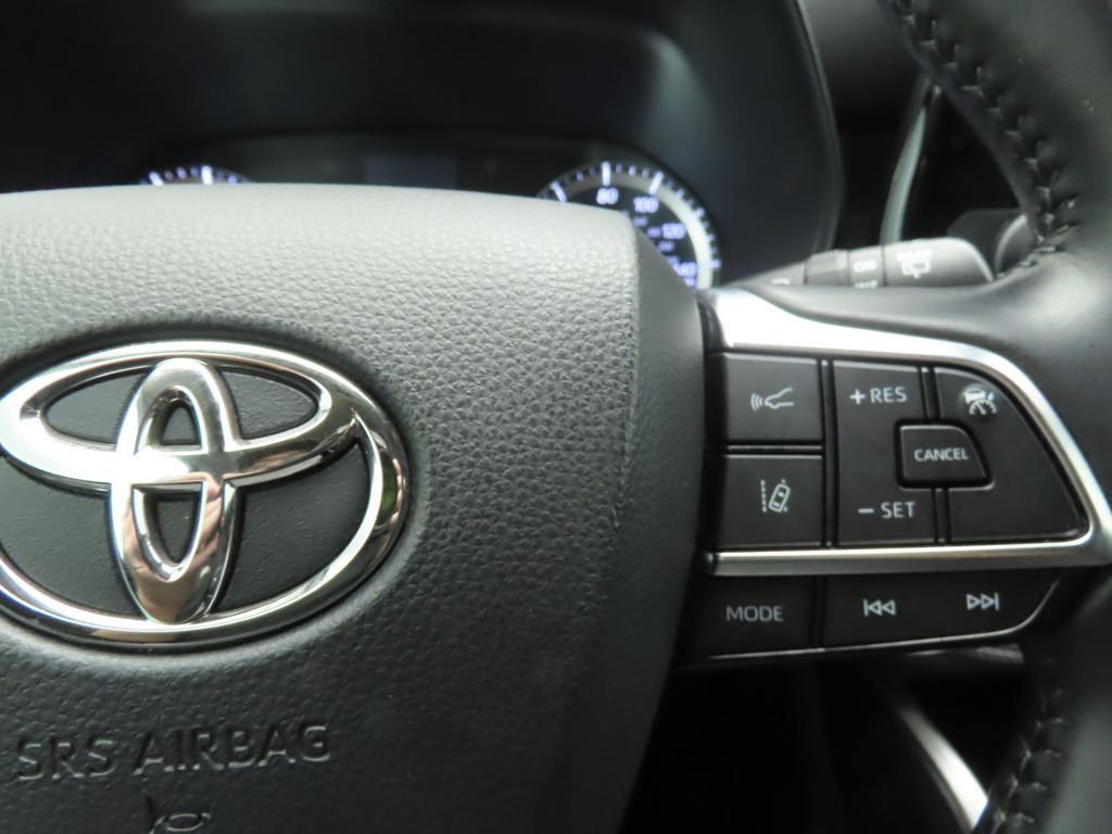 2021 Toyota Highlander LE 12