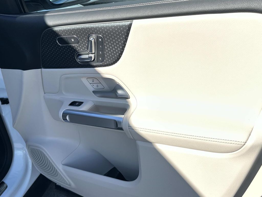 Thumbnail: 2025 Mercedes-Benz GLB - 10