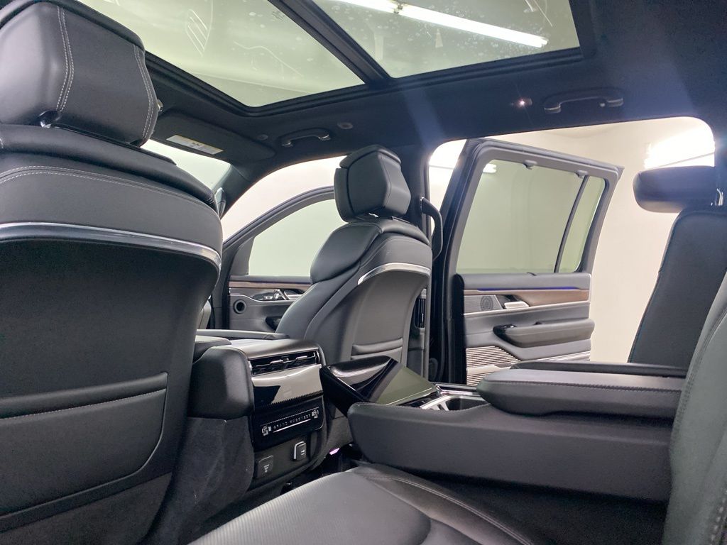 2024 Jeep Grand Wagoneer photo