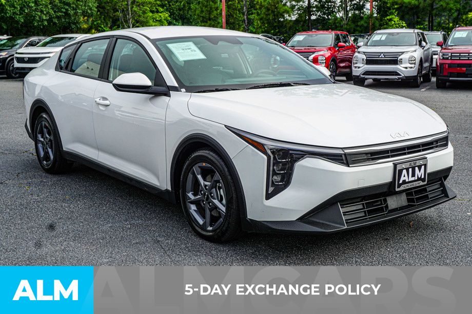 Used 2025 White Kia LXS image 3