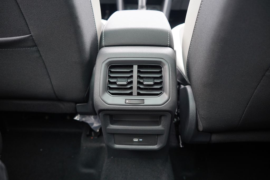 2025 Volkswagen Taos SE 18