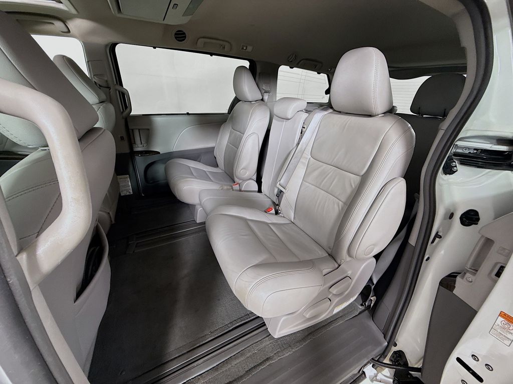 Thumbnail: 2017 Toyota Sienna - 25
