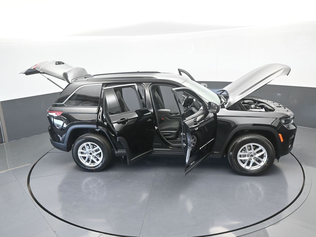 New 2026 Diamond Black Crystal Pearlcoat Jeep Laredo image 62