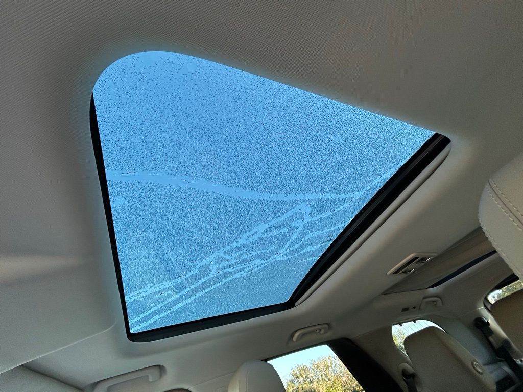 Thumbnail: 2018 Land Rover Discovery - 31