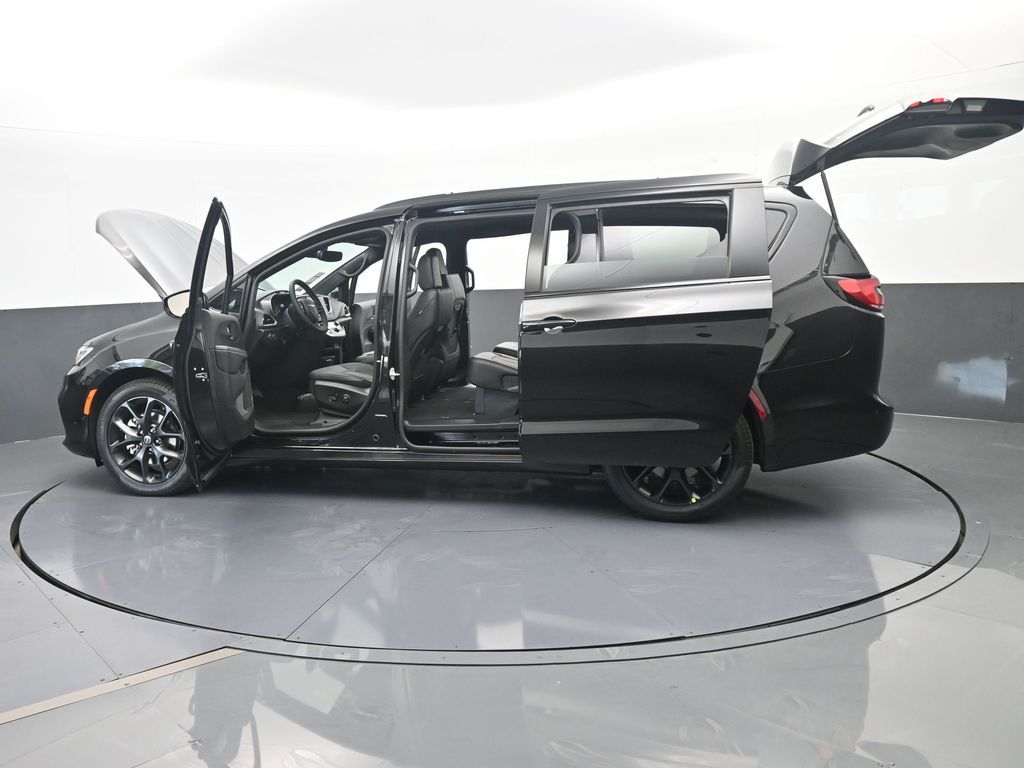 New 2026 Diamond Black Crystal Pearlcoat Chrysler Select image 73