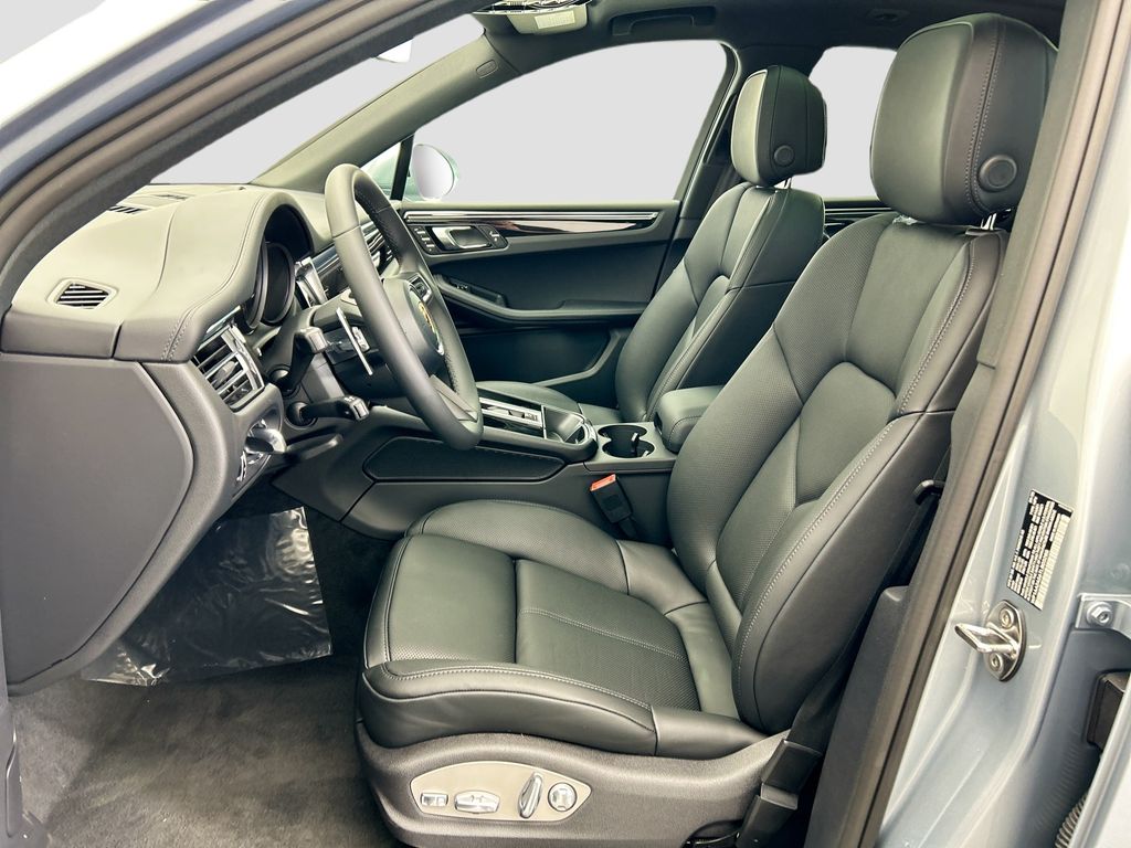 Thumbnail: 2026 Porsche Macan - 5