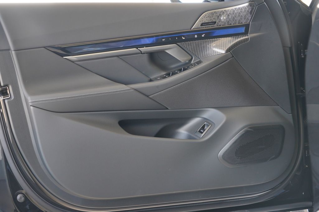 Thumbnail: 2026 BMW M5 - 10