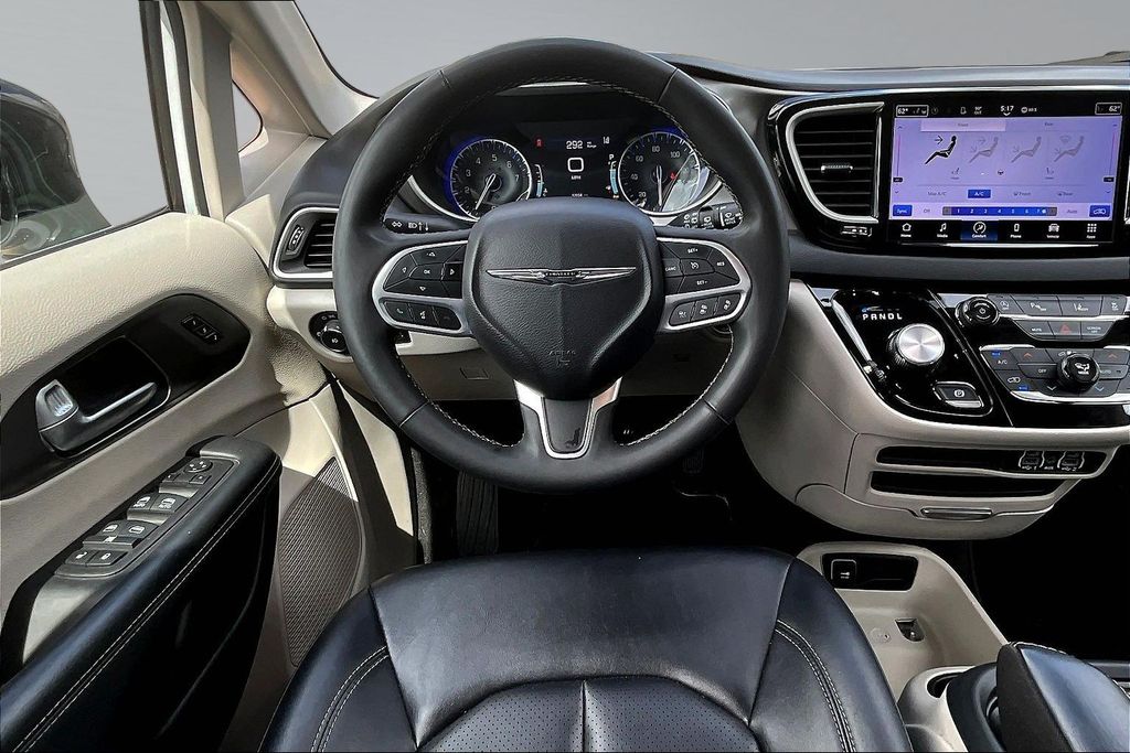 2024 Chrysler Pacifica Touring L - 8