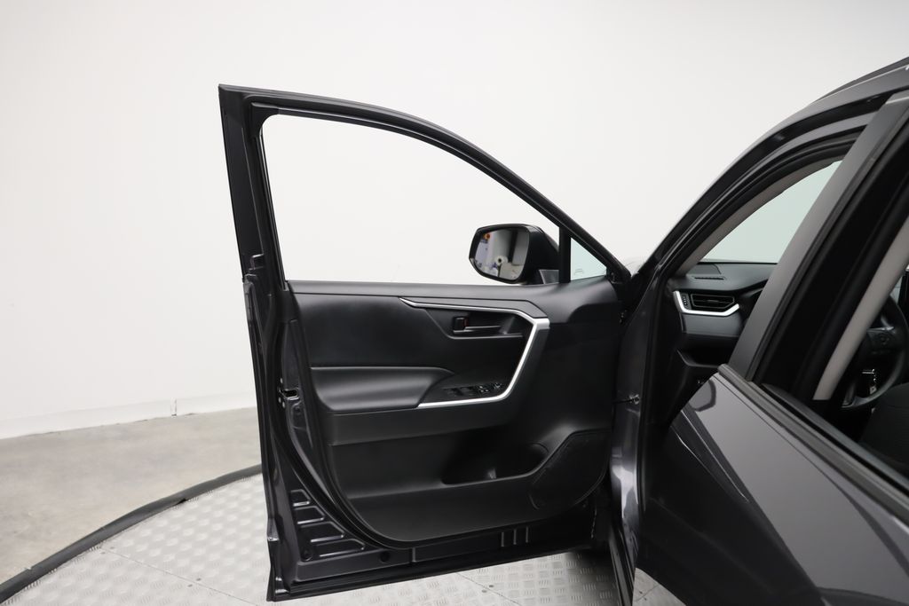 2021 Toyota RAV4 LE 16
