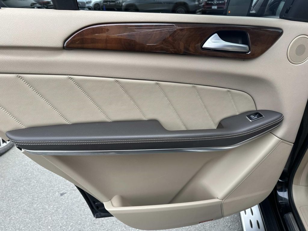 Thumbnail: 2013 Mercedes-Benz GL-Class - 32