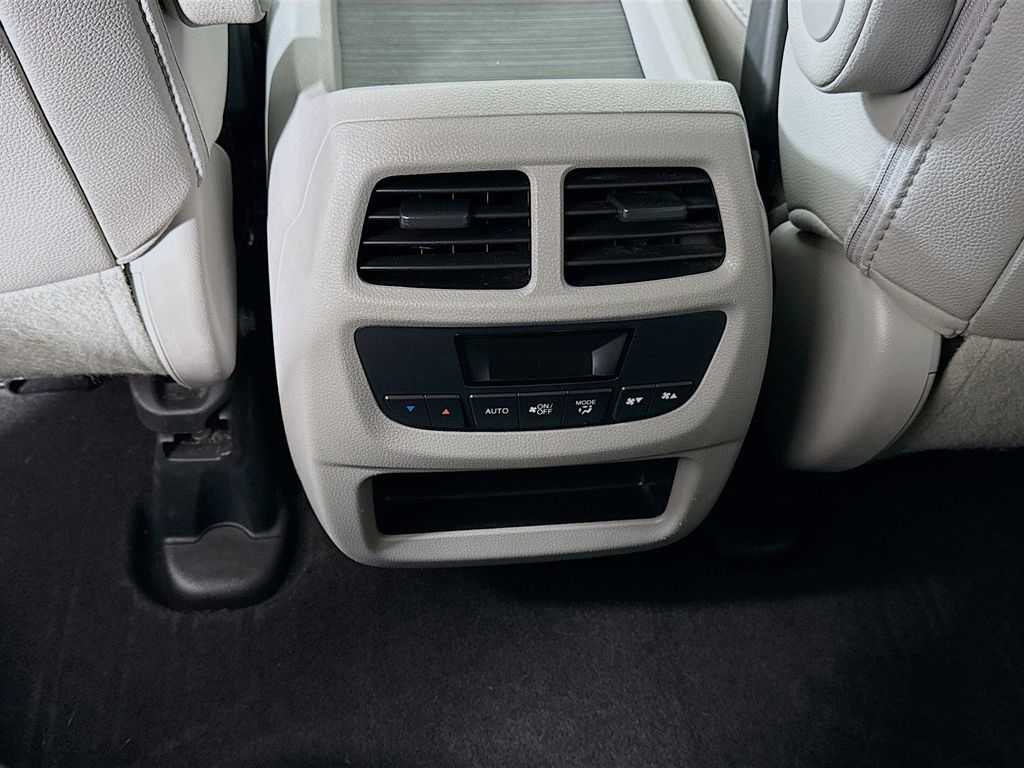 Thumbnail: 2017 Honda Pilot - 24