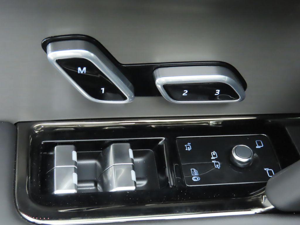 Thumbnail: 2025 Land Rover Range Rover Sport - 25