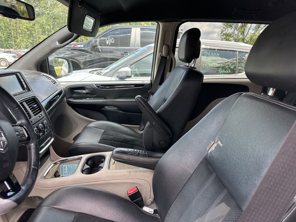 2017 Brilliant Black Crystal Pearlcoat Dodge Grand Caravan SXT FWD Van