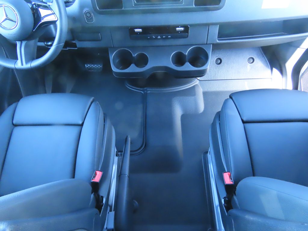 Thumbnail: 2025 Mercedes-Benz Sprinter - 17