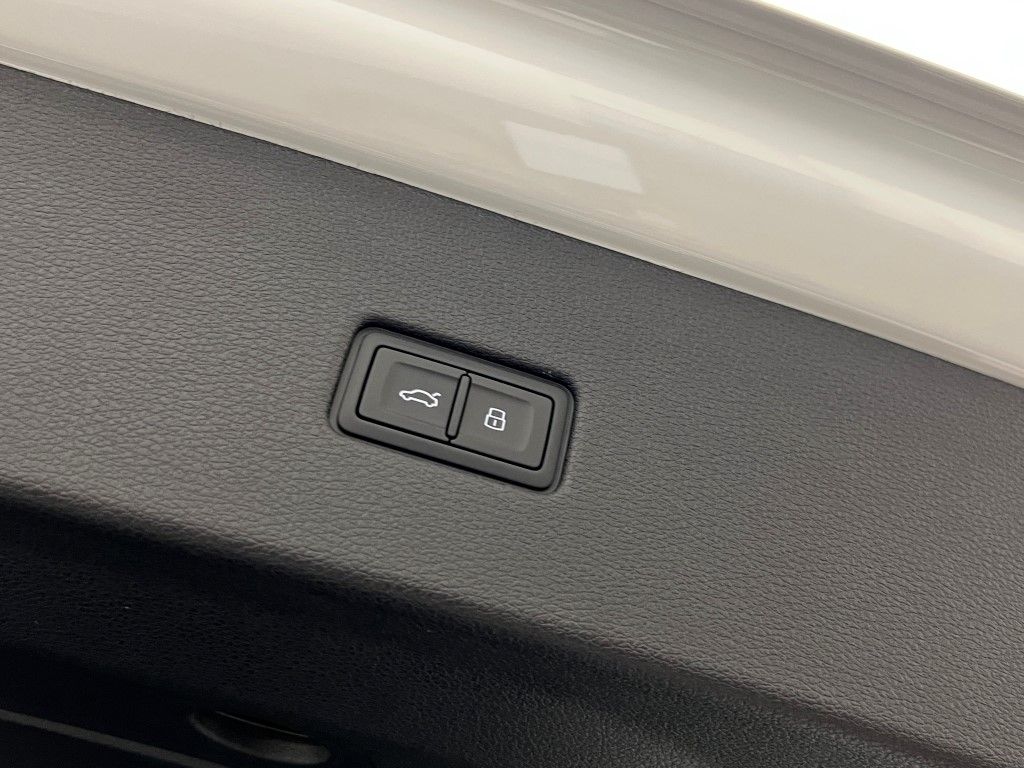 Thumbnail: 2026 Audi SQ8 - 9