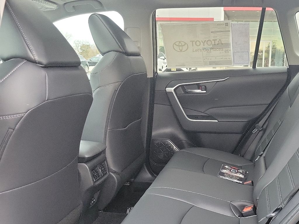2025 Toyota RAV4 XLE Premium 7