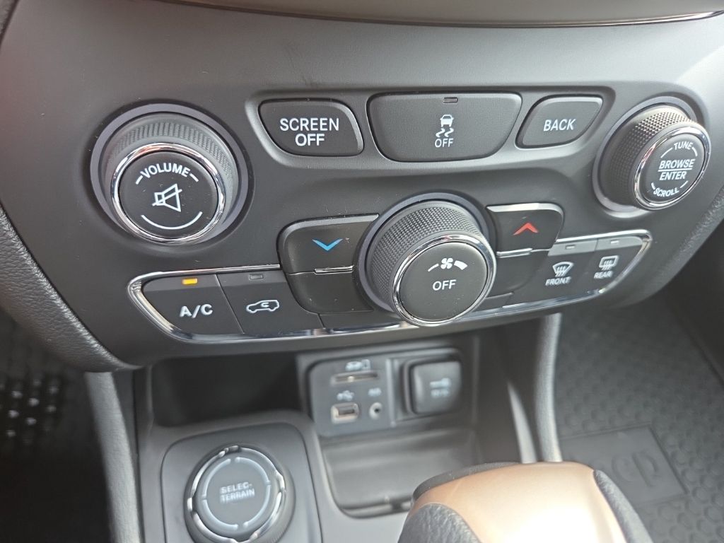 Used 2017 Red Jeep Sport image 16