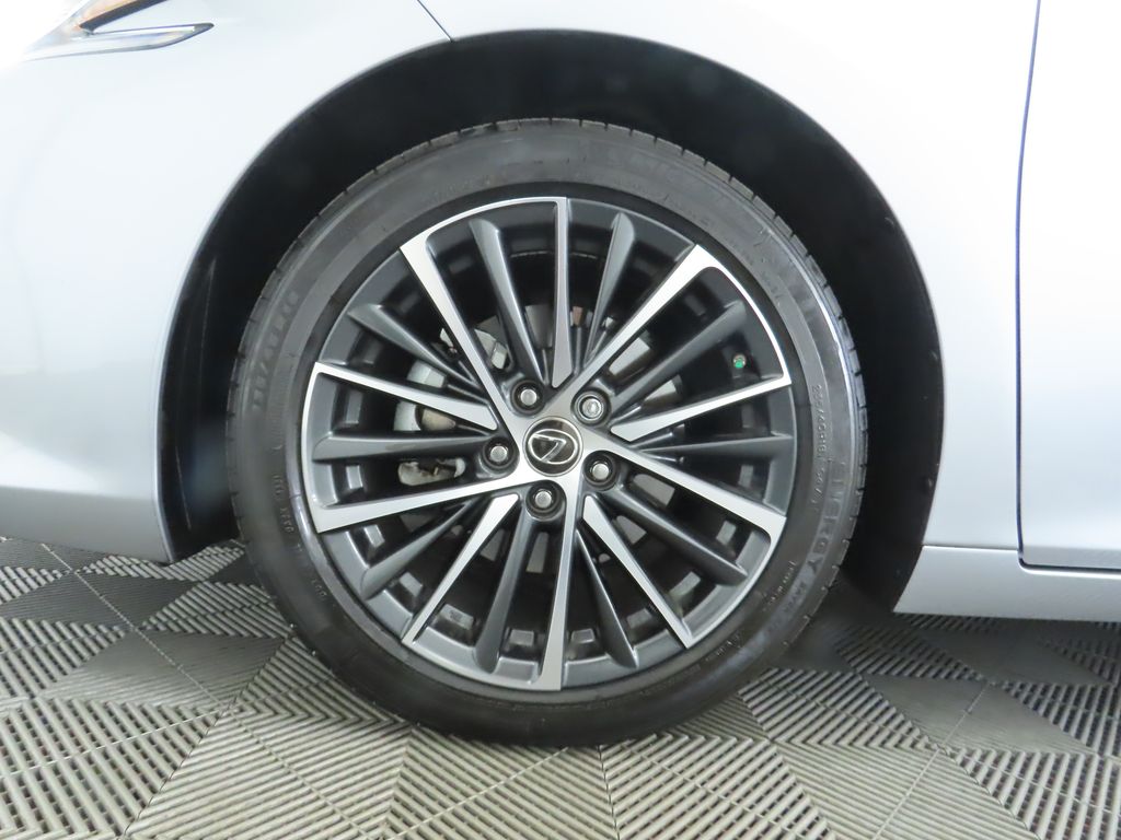 Thumbnail: 2022 Lexus ES - 30