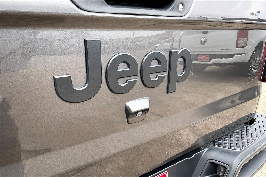 Used 2024 Jeep Gladiator Willys 4D Crew Cab