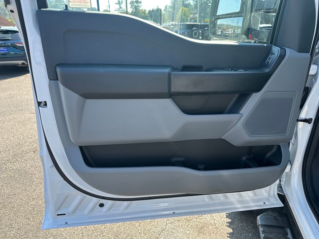New 2025 Ford Super Duty F-600 Chassis Regular Cab (DRW) 169" Wheelbase XL