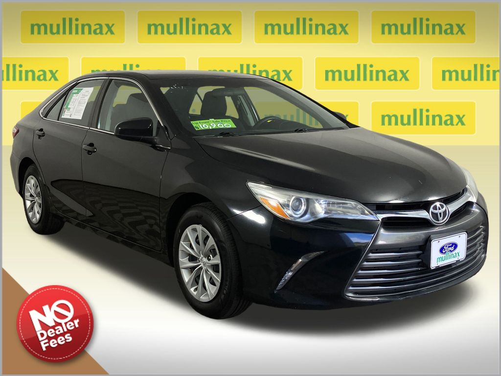 2015 Toyota Camry LE's photo