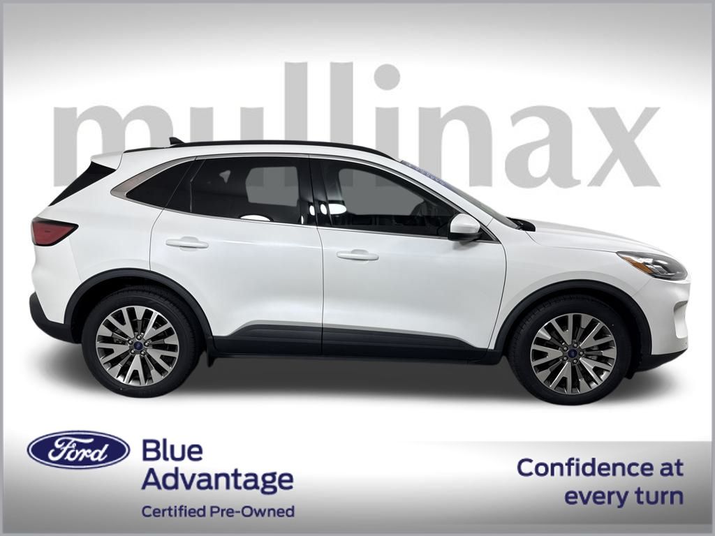 2022 Ford Escape Titanium Hybrid photo 2