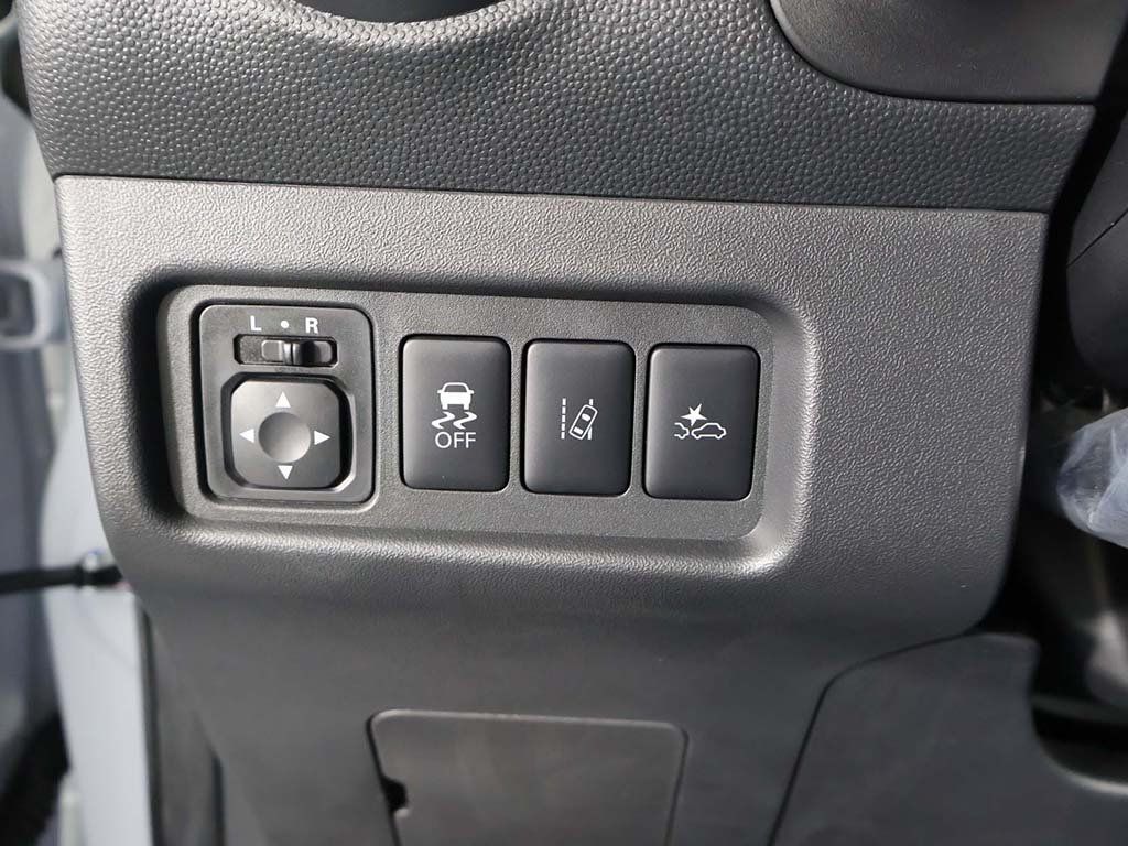 Used 2024 White Mitsubishi SE image 30
