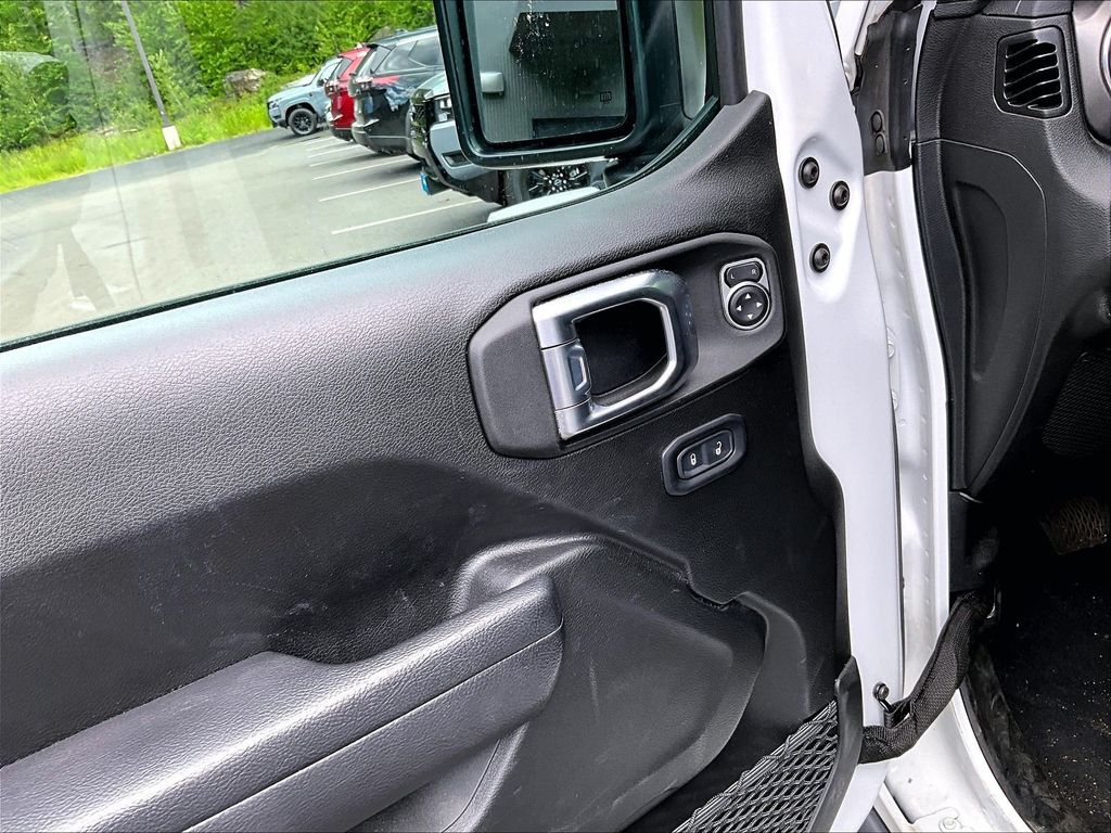2023 Jeep Wrangler — photo 10