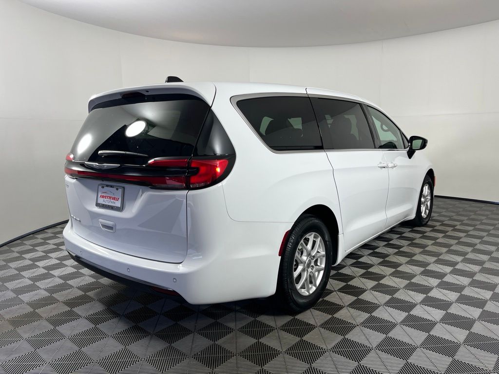 Thumbnail: 2025 Chrysler Pacifica - 14