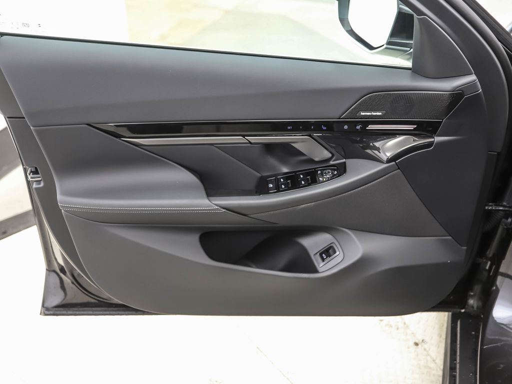 Thumbnail: 2026 BMW 5 Series - 10