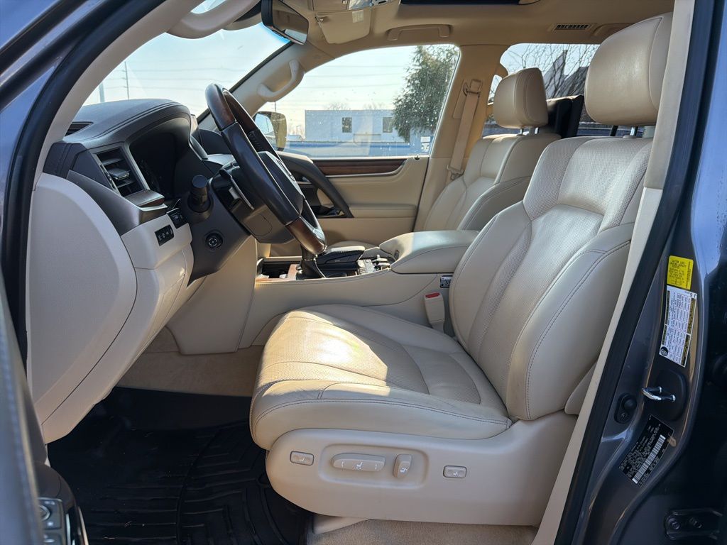 Thumbnail: 2020 Lexus LX - 20