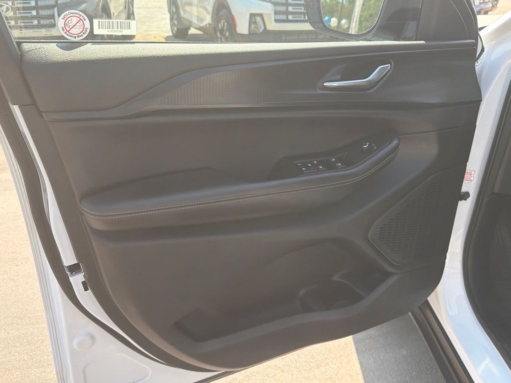 Used 2025 White Jeep Altitude image 10