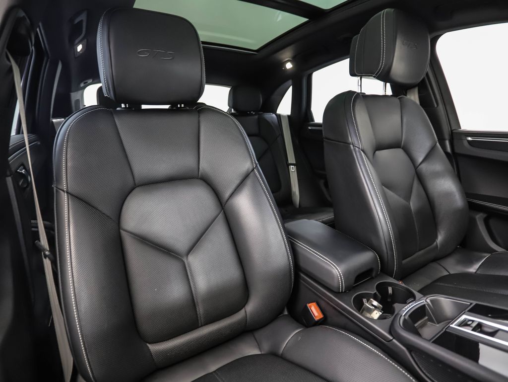 Thumbnail: 2023 Porsche Macan - 30