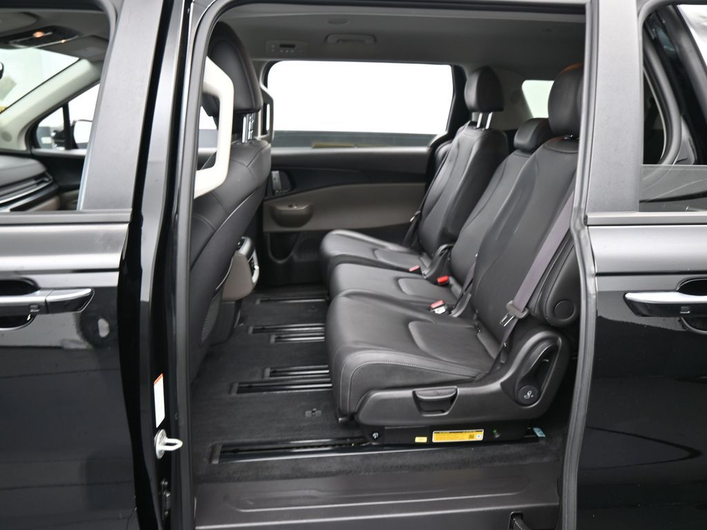 Used 2025 Aurora Black Pearl Kia LXS image 30