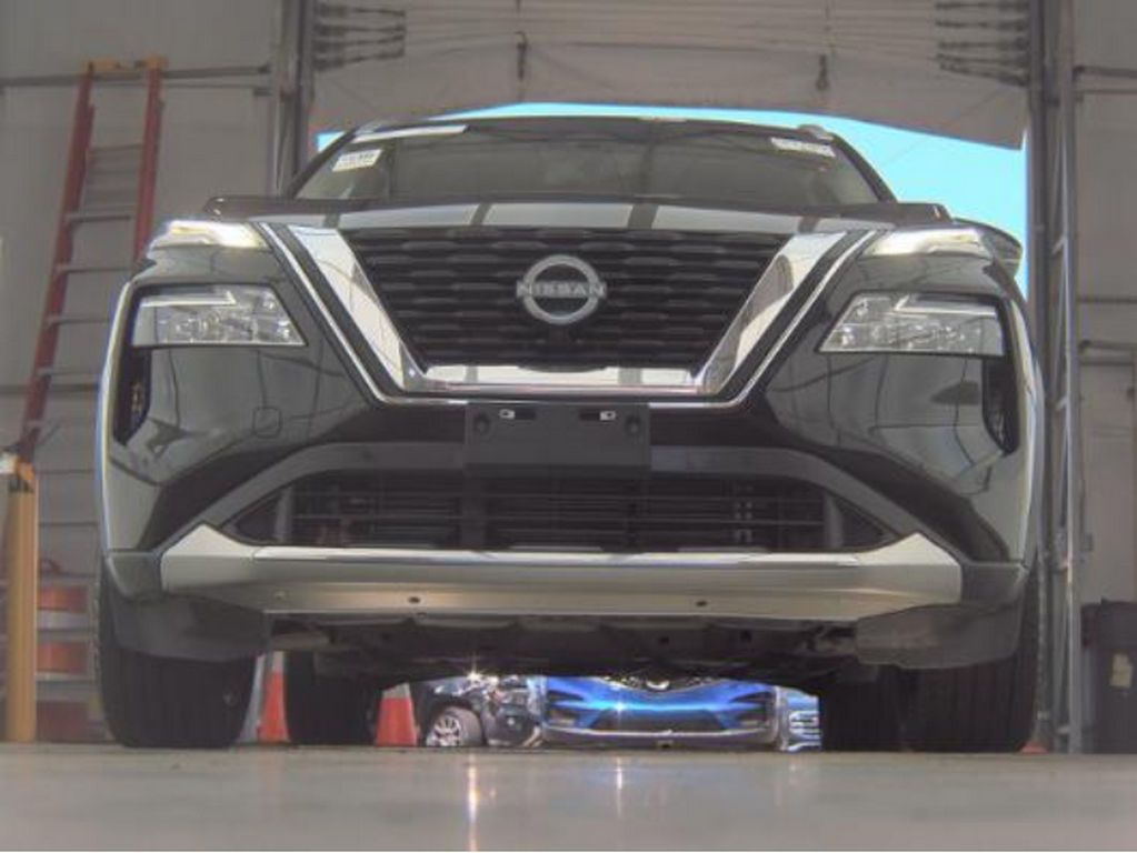 Used 2023 Black Nissan Platinum image 3