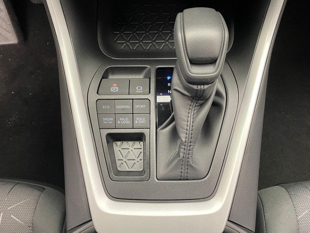 2025 Toyota RAV4 XLE 28