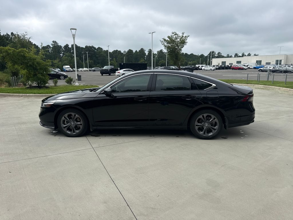 Used 2024  Honda EX-L image 4
