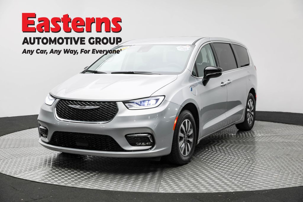 2024 Chrysler Pacifica PHEV Select's photo