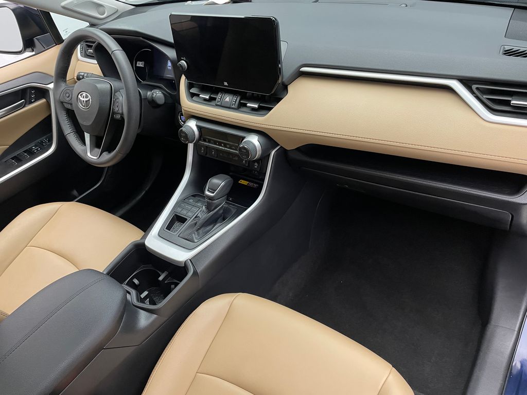 2024 Toyota RAV4 XLE Premium 16