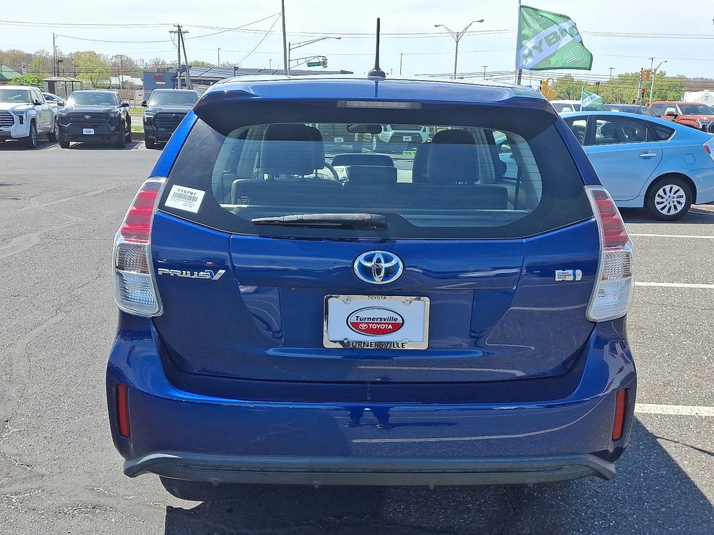 2015 Toyota Prius v Three 5