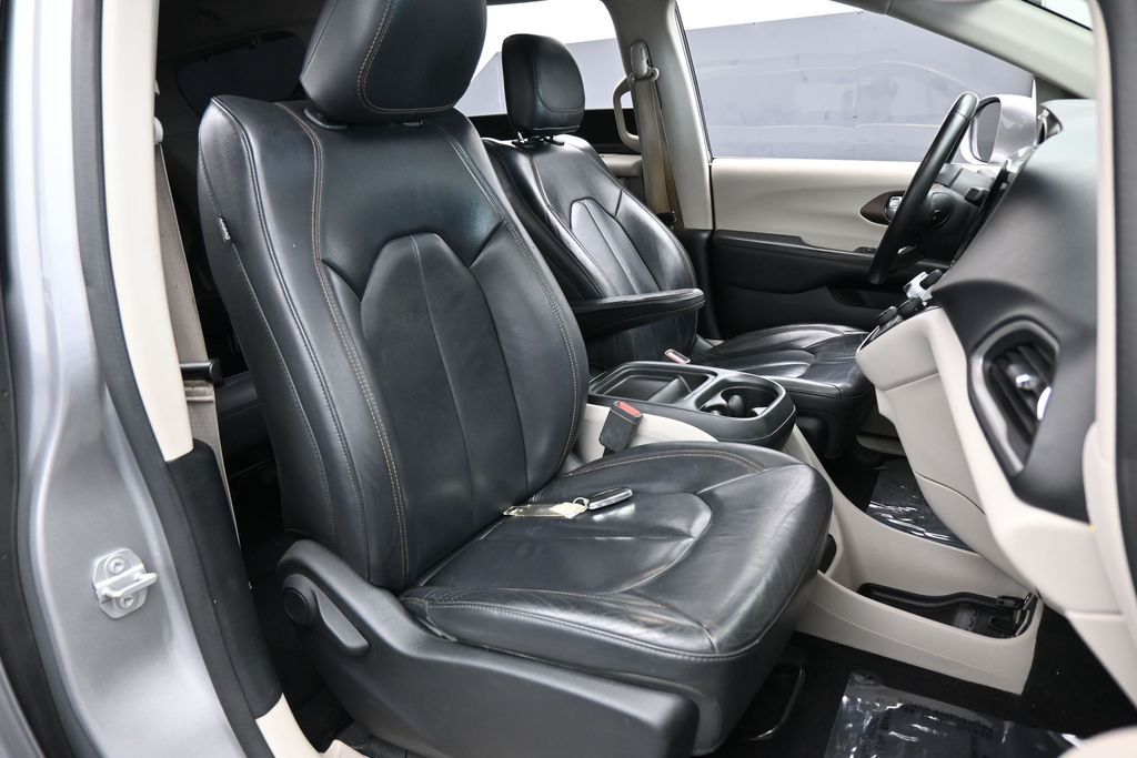 Used 2017 Billet Silver Metallic Clearcoat Chrysler Touring L image 45