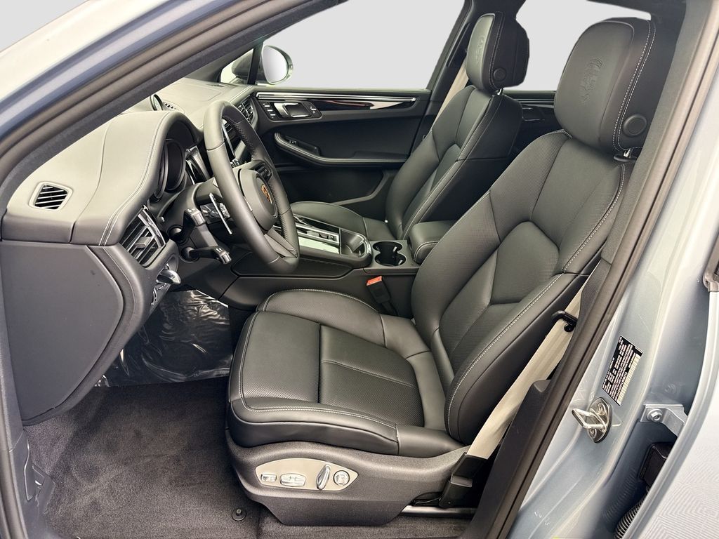 Thumbnail: 2026 Porsche Macan - 5