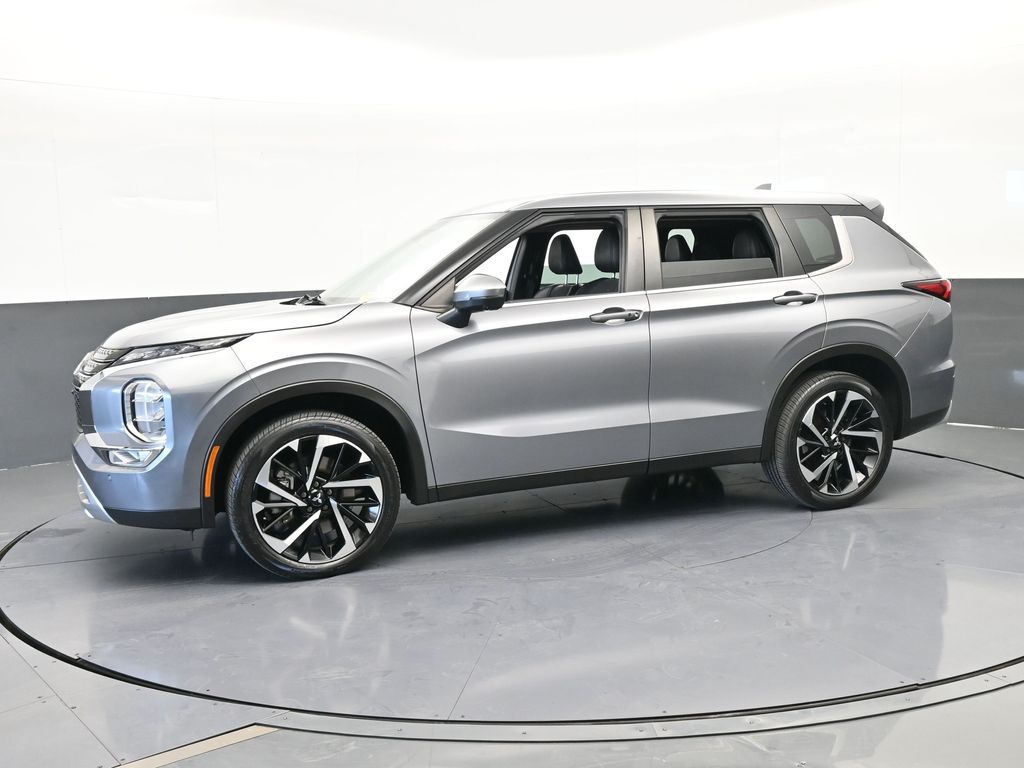 Used 2022 Silver Mitsubishi SE image 2