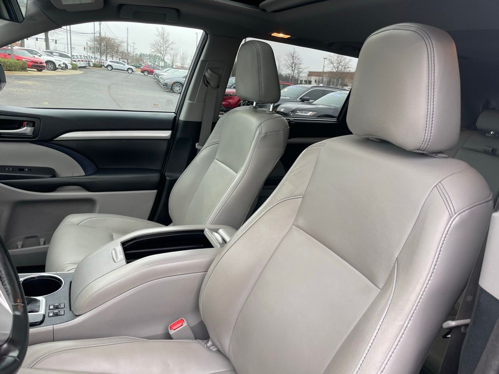 Thumbnail: 2017 Toyota Highlander - 25