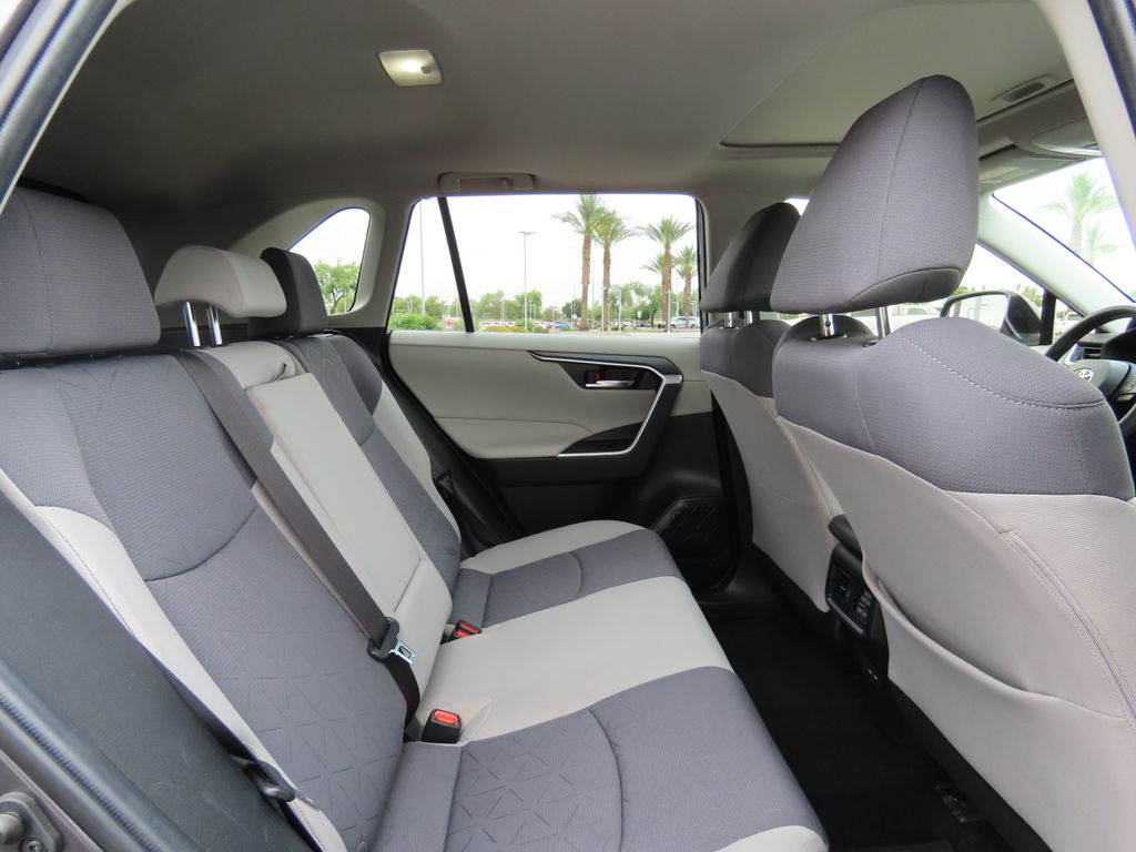 2022 Toyota RAV4 XLE 21