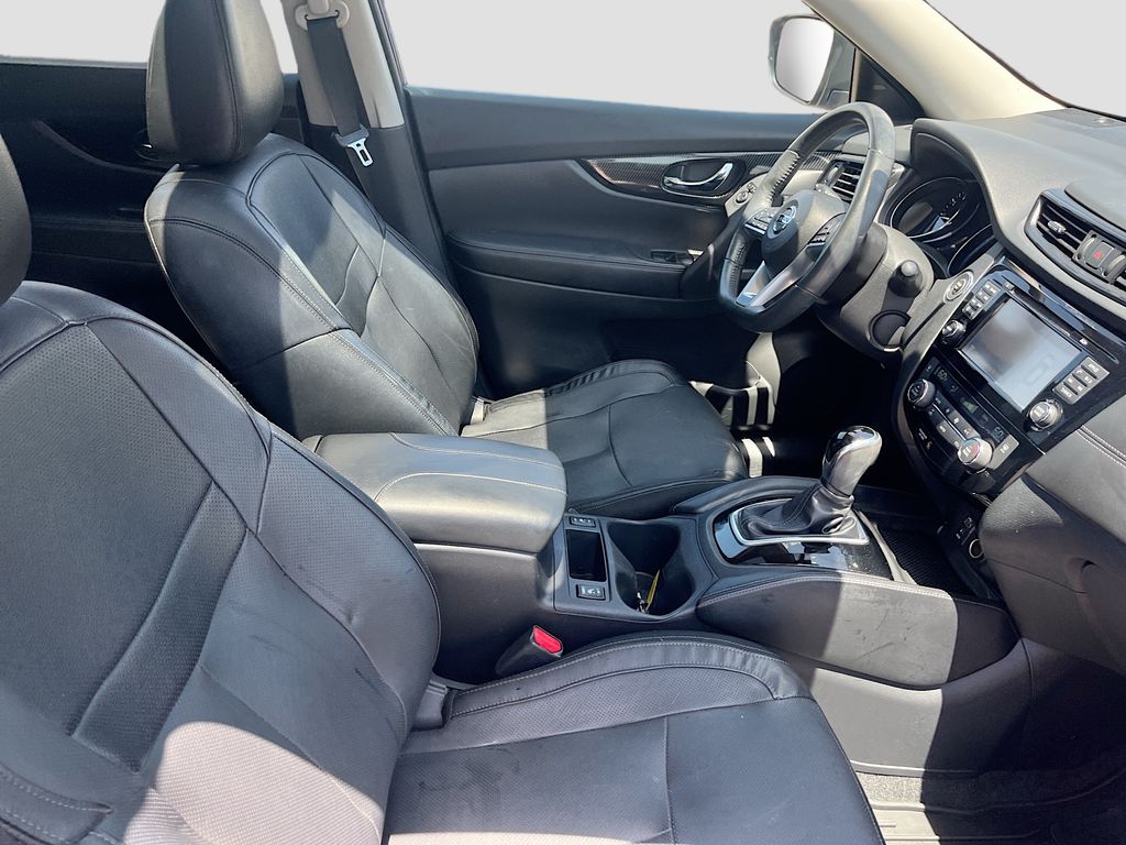 Used 2017 Blue Nissan SL image 28